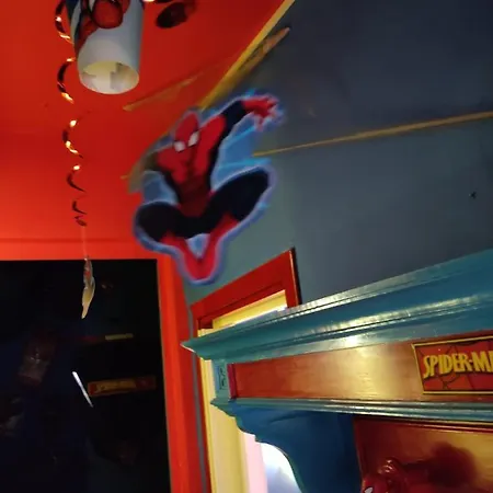 Гостьовий будинок Spiderman House *
